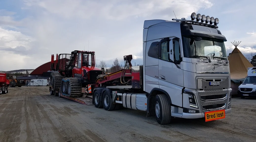 Volvo FH16 med skogsmaskin lastad på maskintrailer, Östavall
